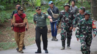 Dandim 0610/Sumedang Letkol Kav Cristian Gordon Rambu M Si(Han)Tinjau Karya Bhakti Pengecoran Jalan Desa Pamulihan