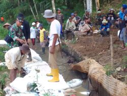 Babinsa Koramil 1003/Tanjungkerta Kodim 0610/Kodim Sumedang Serka Endang Safrudin Gotong Royong Bersihkan Saluran