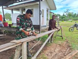 TNI Manunggal Bersama Rakyat, Satgas Yonif 122/TS Bantu Bangun Rumah Warga