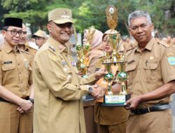 SERAHKAN PENGHARGAAN KEPADA SEKOLAH DAN DINAS PENDIDIKAN, PJ BUPATI SUBANG HARAP SEKOLAH DI SUBANG MENJADI SEKOLAH UNGGULAN