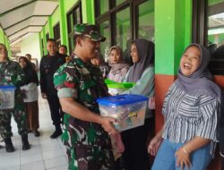 Jum’at Berkah, Babinsa dan Bhabinkamtibmas Cijeruk ajak Pasukan Gegana Brimob Ibadah Bersama di Desa Binaanya