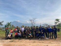 Kapten Inf. Dadang Sopyan Danramil 1005/Jatinangor Bersama Anggota dan Warga Tanami Pohon di Tanah Carik Desa Jatimukti