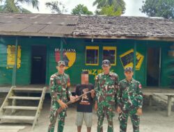Satgas Pamtas RI-Malaysia Yonzipur 5/ABW Terima Penyerahan Senjata Api Rakitan Dari Masyarakat