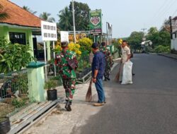 Anggota Koramil 1008/Buahdua Kodim 0610/Sumedang melaksanakan Karya bakti bersihkan lingkungan