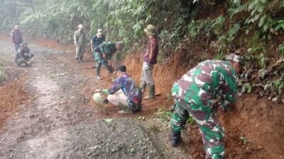 Anggota Koramil 1015/Cibugel Kodim 0610/Sumedang Melaksanakan kegiatan pembersihan Lingkungan