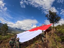 Satgas Yonif 323 Buaya Putih Kibarkan Bendera Raksasa Di Atas Ketinggian Bukit Cakra Papua