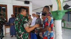 Satgas Yonif 131/BRS Laksanakan Pengecatan Masjid Miftahul Huda Bersama Masyarakat Kampung Wonorejo