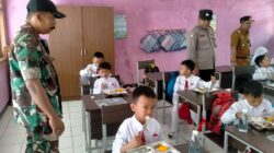 Babinsa beserta Anggota Koramil 1013/Jatigede Kodim 0610 /Sumedang Monitoring Pembagian Makan Bergizi Gratis Di SD Negeri Pamuyanan