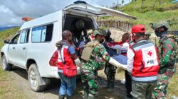 Satgas Yonif 323 Buaya Putih Berhasil Evakuasi Korban Penembakan OPM Di Kabupaten Puncak