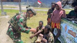 Satgas Yonif 323 Buaya Putih Berbagi Keberkahan Untuk Masyarakat Papua Dengan Membagikan Nasi Bungkus