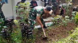 Danramil 1010/Darmaraja Kodim 0610/Sumedang Giat Karya Bakti TNI Pembuatan Saluran Air