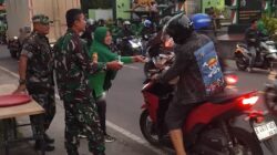 Prajurit TNI Dan Ibu Persit Di Tanjungsari Bagikan Takjil Gratis Untuk Masyarakat