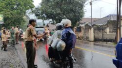 “Berkah Ramadhan, Kodim 0610/Sumedang Bersama Anggota Pramuka Saka Wira Kartika Bagikan Takjil”