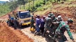 Satgas TMMD dan Warga Kompak Dorong Truk Mogok, Bukti Sinergi di Medan Berat