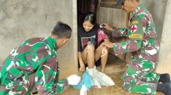 Anggota Kesehatan Satgas TMMD Bantu Rawat Luka Warga Penderita Diabetes di Desa Pamulihan