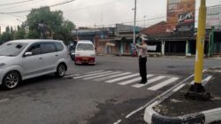 Polsek Banjar Menempatkan Personil Unit Lalu Lintas Untuk Mengantisipasi Kepadatan Kendaraan